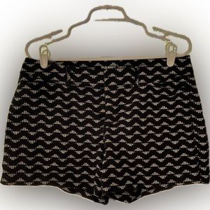 Like new - Black and white tribal print Old Navy Pixie shorts